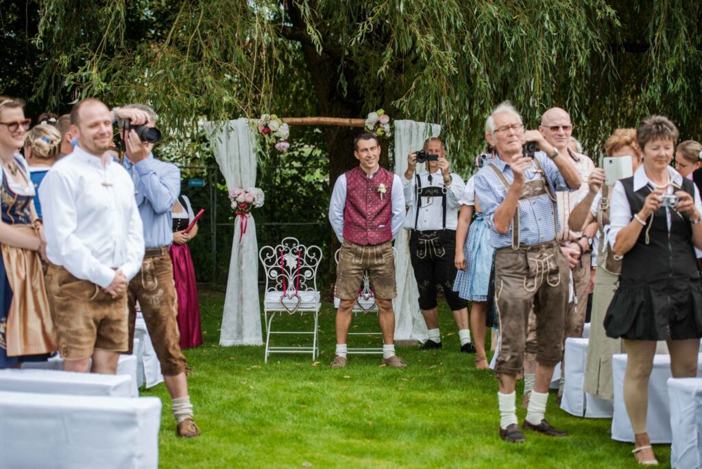 Die Gäste fotografieren die Braut beim Einzug zu einer freien Trauung